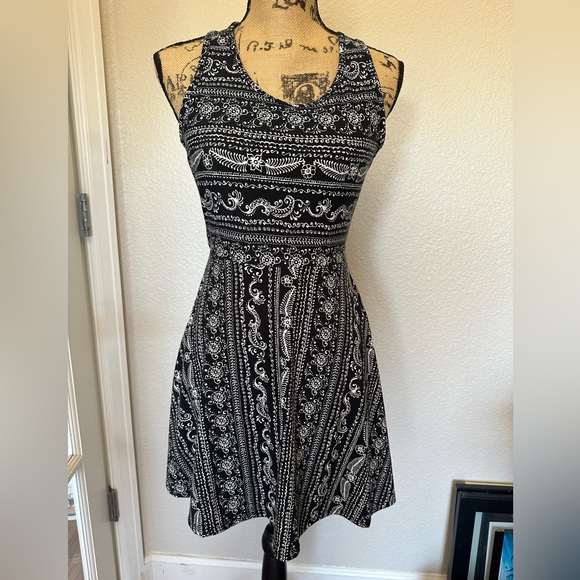 EUC - Open cross back beachy dress. - Picture 2 of 7